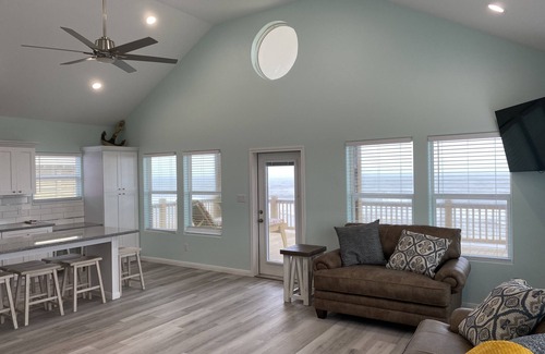 Gilchrist House | FAMILY BEACH FRONT with amazing ocean views from large patio