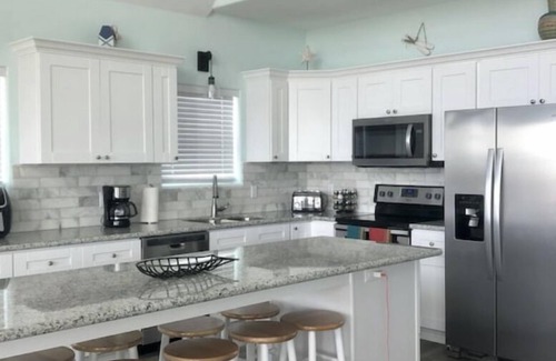 Gilchrist House | FAMILY BEACH FRONT with amazing ocean views and great loft