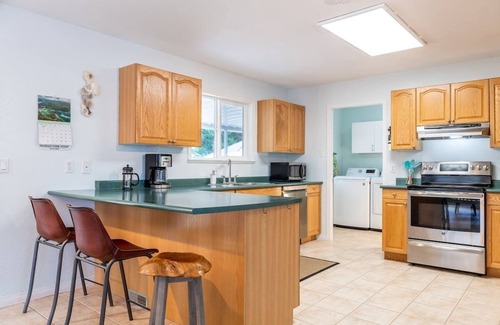 Regional District of Nanaimo House | Family Bungalow A/C · Big Yard · Steps to Beach!