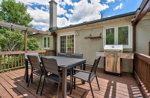Burlington House | Family Bungalow in South Burlington close to lake, Bronte/Appleby Go/W 3 Parking