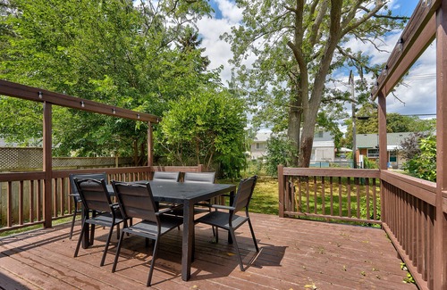 Burlington House | Family Bungalow in South Burlington close to lake, Bronte/Appleby Go/W 3 Parking