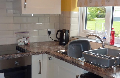 Oulton Broad House | Family Bungalow on Broadlands Park, Oulton Broad, Lowestoft, Suffolk - 3 Beds
