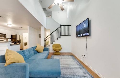 Euless House | Family & Business Retreat|King Bed & Top Amenities