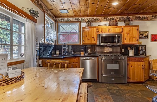 Peter Pan Cabin | Family cabin: Hot tub, firepit, game room, fenced, BBQ, movie lineup