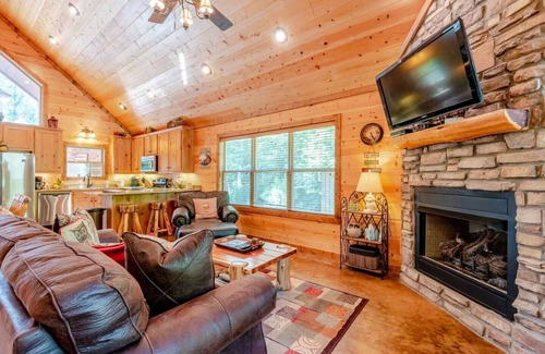 Broken Bow Cabin | Family Cabin/Hot Tub/Firepit/Arcade/Playset/Fireplace/Games/Grill/Pet Friendly