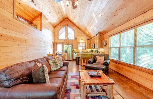 Broken Bow Cabin | Family Cabin/Hot Tub/Firepit/Arcade/Playset/Fireplace/Games/Grill/Pet Friendly
