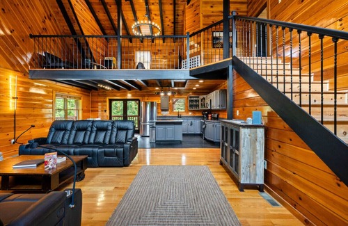 Rogers Cabin | Family Cabin | Hot Tub, Game Loft, & Gorge Trails!