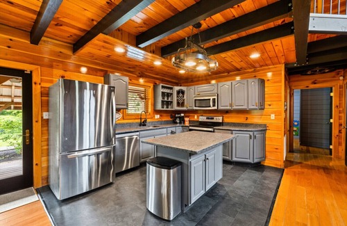 Rogers Cabin | Family Cabin | Hot Tub, Game Loft, & Gorge Trails!