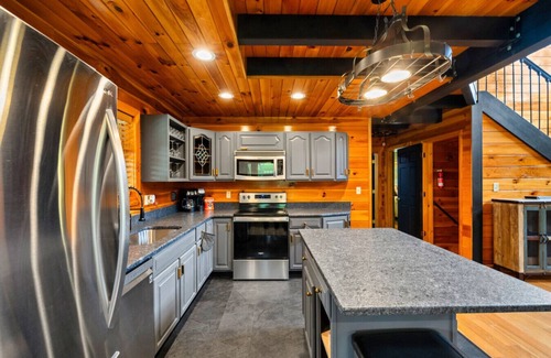 Rogers Cabin | Family Cabin | Hot Tub, Game Loft, & Gorge Trails!