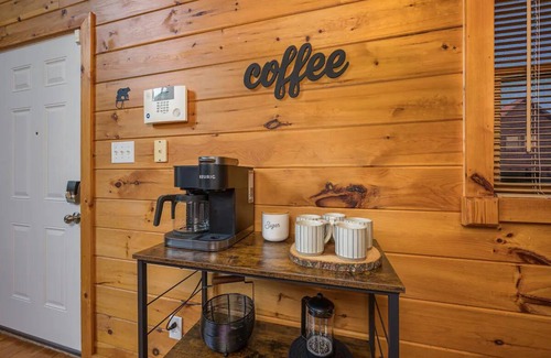 Sevierville Cabin | ⭐Family Cabin near Attractions w/Hot Tub, Arcade, Games, 65" TV, 2 King Beds ⭐