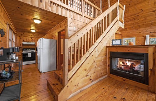 Sevierville Cabin | ⭐Family Cabin near Attractions w/Hot Tub, Arcade, Games, 65" TV, 2 King Beds ⭐