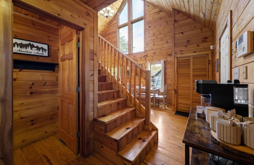 Sevierville Cabin | ⭐Family Cabin near Attractions w/Hot Tub, Arcade, Games, 65" TV, 2 King Beds ⭐