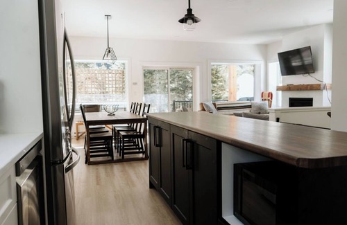 Hemlock Valley Cabin | Family cabin sleeps 10 w/hot tub, games room & mountain views - 2 mins to base