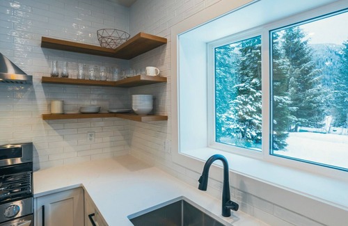 Hemlock Valley Cabin | Family cabin sleeps 10 w/hot tub, games room & mountain views - 2 mins to base