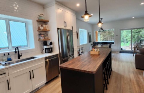 Hemlock Valley Cabin | Family cabin sleeps 10 w/hot tub, games room & mountain views - 2 mins to base