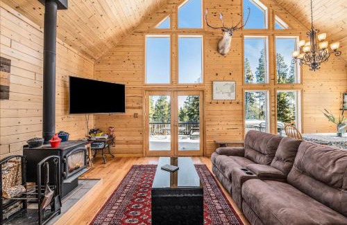 Valley of the Sun House | Family Cabin W Bunk Room & Outdoor Seating