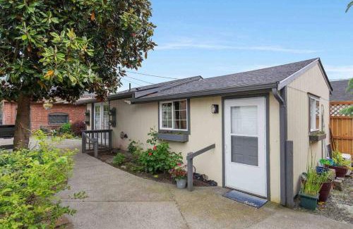 North End House | Family Compound w/Guest House and game room!