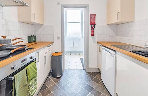 Rushmoor District Apartment | Family & Contractor Friendly Stay | WiFi, Parking