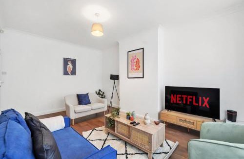 Brondesbury Park Apartment | Family & Contractor Stay 4-Bed & Parking in NW10