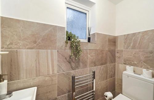 Brondesbury Park Apartment | Family & Contractor Stay 4-Bed & Parking in NW10