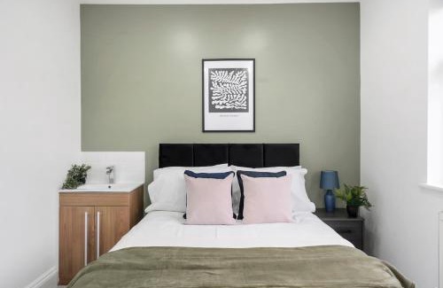 Brondesbury Park Apartment | Family & Contractor Stay 4-Bed & Parking in NW10