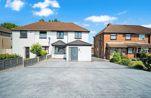 Wednesbury House | Family/contractors 3 bed House/parking/sleeps 7