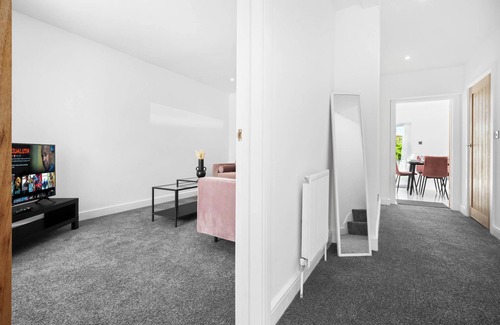 Wednesbury House | Family/contractors 3 bed House/parking/sleeps 7