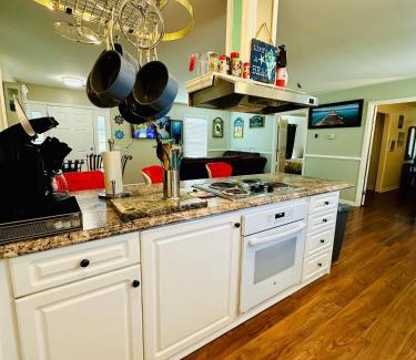 Sea Breeze House | Family Cottage 1 mile to Carolina Beach