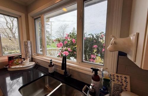 Saanich East House | Family Cottage at Horner Park