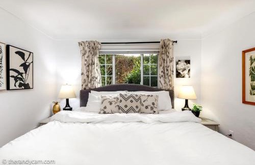 Saanich East House | Family Cottage at Horner Park