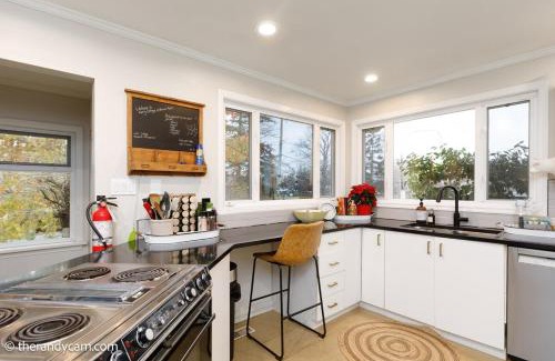 Saanich East House | Family Cottage at Horner Park