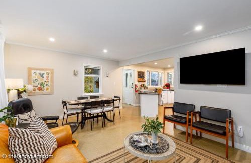 Saanich East House | Family Cottage at Horner Park