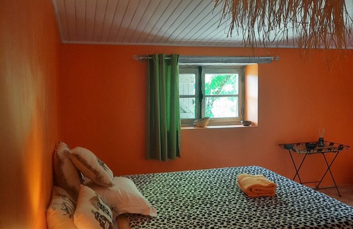 Vailhourles Bed & Breakfast | Family country house for rent, pets welcome.