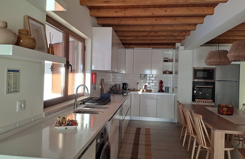 Castelo Branco Cottage | Family country house with swimming pool and open-plan kitchen.