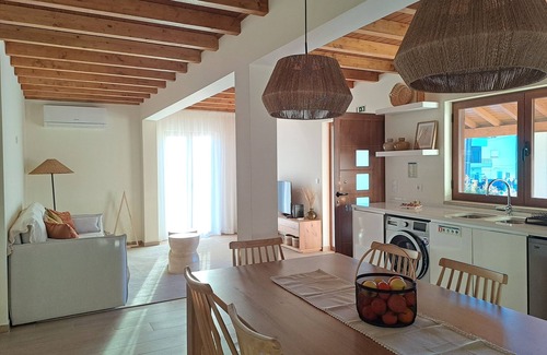 Castelo Branco Cottage | Family country house with swimming pool and open-plan kitchen.