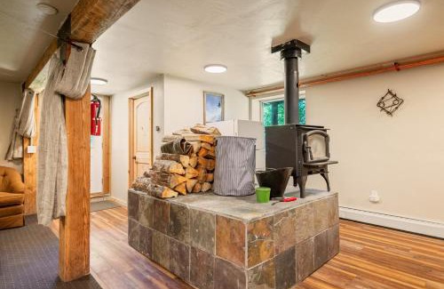 Philipsburg House | Family & Dog Friendly Cabin W Hot Tub! Fish, Hike