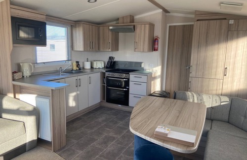 Newton Cabin | Family&dog-friendly caravan near Porthcawl beaches
