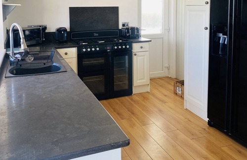 Westward Ho House | Family/dog friendly modern coastal property with hot tub & stunning ocean views