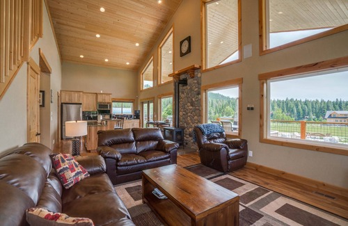 Leavenworth Cabin | Family & Dog Friendly Cabin Located walking distance to the Wenatchee River.