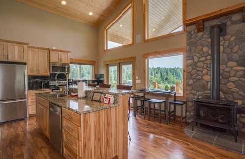 Leavenworth Cabin | Family & Dog Friendly Cabin Located walking distance to the Wenatchee River.