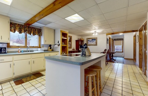 Mount Holly House | Family & Dog-Friendly Home with Wood Stove, Full Kitchen, and High-Speed WiFi