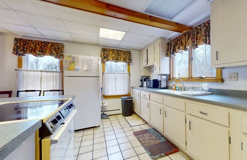 Mount Holly House | Family & Dog-Friendly Home with Wood Stove, Full Kitchen, and High-Speed WiFi