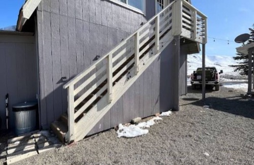 Chilcoot Apartment | Family Farm Bunkhouse with a View