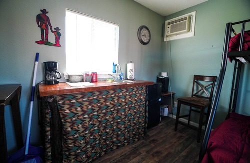 Plantersville Cabin | Family Farms Cabin 5 - Twin/Full Bunk, Fire Pit & Lakeside Escape, Near Ren Fest