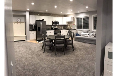 Sandy Apartment | Family Favorite with Indoor Basketball Court