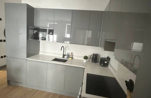 West Finchley Apartment | Family Flat Finchley Modern