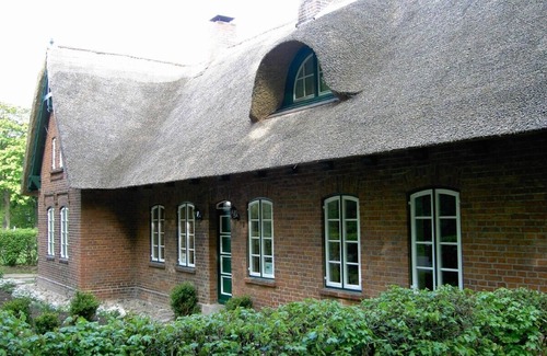 Langenhagen House | Family-friendly apartment in a thatched house, close to the Baltic Sea