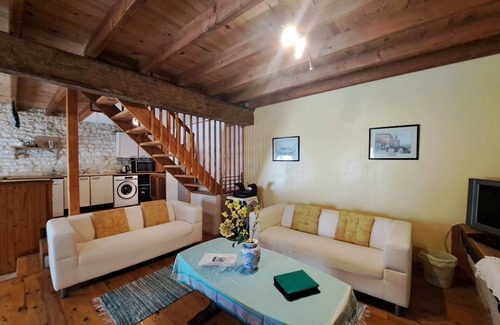 Saint-Pierre-de-Juillers Cottage | Family friendly Cassiopee gite at Les Vallaies