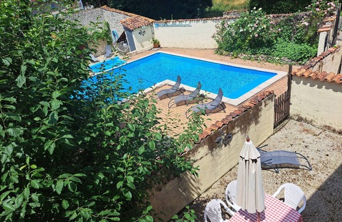 Saint-Pierre-de-Juillers Cottage | Family friendly Cassiopee gite at Les Vallaies