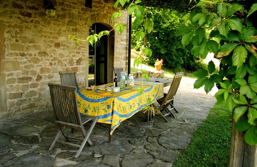 Caprese Michelangelo Villa | Family friendly Tuscan Villa ,private Pool, garden, stunning lake & hill views .